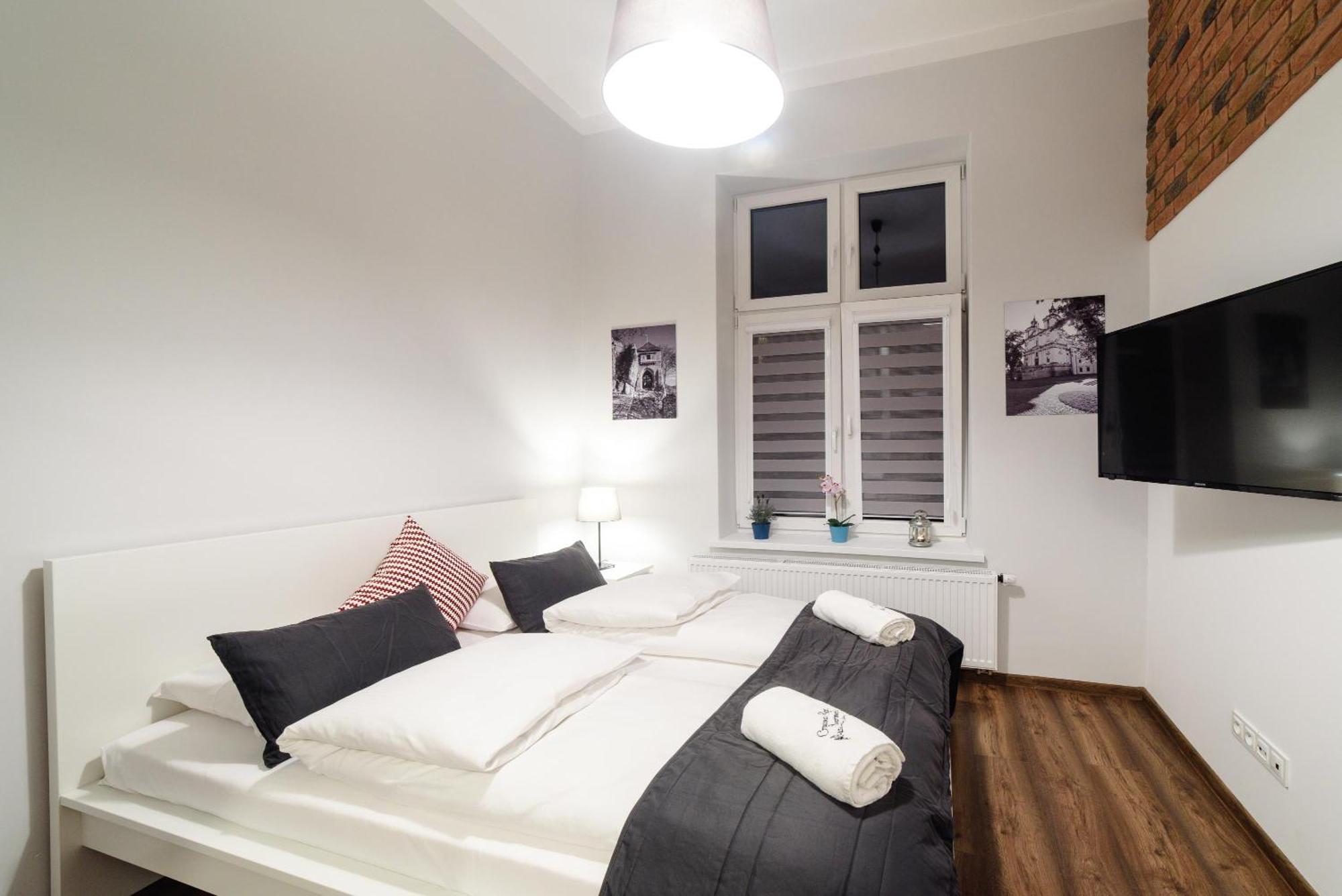 2 Nights Apartments - Great Location, Right Next To Main Rail And Bus Station, 10 Min To Main Square By Foot Краків Екстер'єр фото
