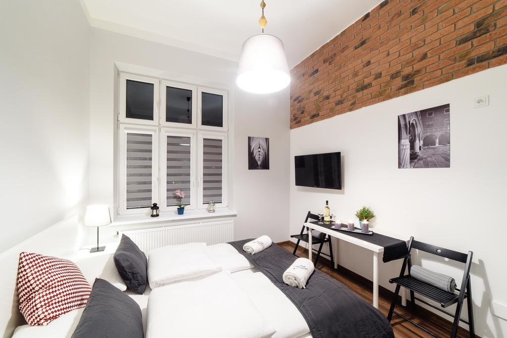 2 Nights Apartments - Great Location, Right Next To Main Rail And Bus Station, 10 Min To Main Square By Foot Краків Екстер'єр фото