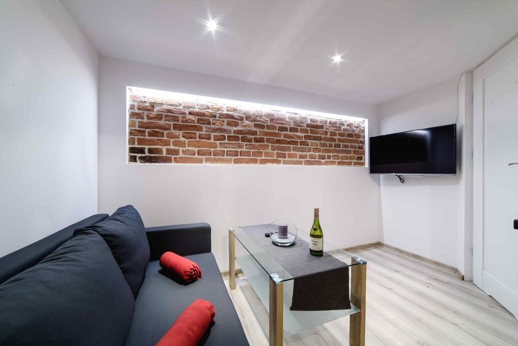 2 Nights Apartments - Great Location, Right Next To Main Rail And Bus Station, 10 Min To Main Square By Foot Краків Екстер'єр фото